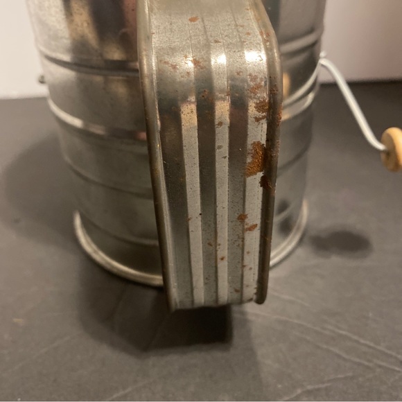 VTG stainless flour sifter 3 cup capacity unbranded wood handle kitchen decor - Picture 7 of 15
